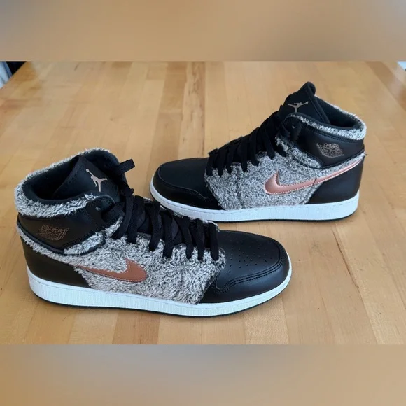 Nike Air Jordan 1 Retro Fleece Fur Size 9Y Euro 42.5 *Like New* Black Gray